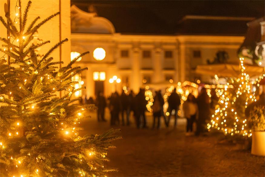 So schön glänzt der pannonische Weihnachtsmarkt in Halbturn