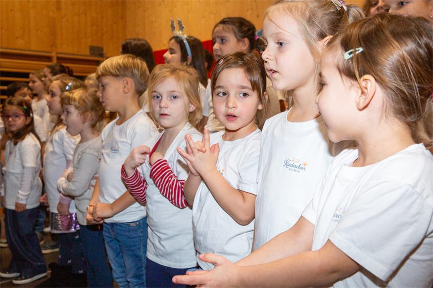 Neuberger Kinderchor sorgte für weihnachtliche Stimmung
