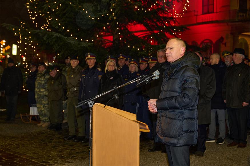 Minister-Duo dankte Polizei und Bundesheer vor Schloss Esterházy