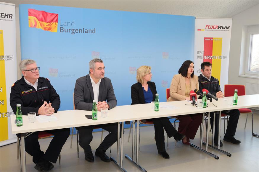 Brandschutzübung im Schilfgürtel: 200 Hektar werden gezielt abgebrannt
