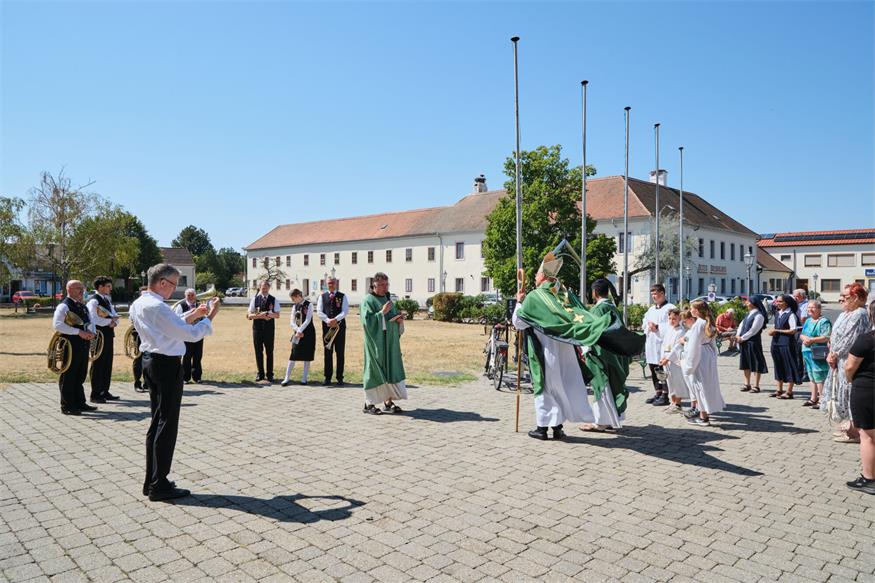 E-Bike-Ladestation bei Basilika Frauenkirchen feierlich gesegnet