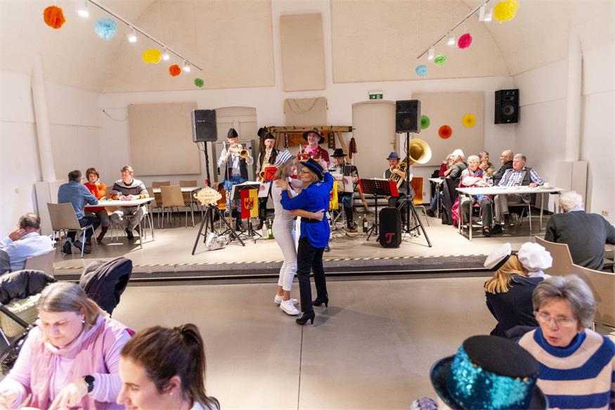 Kunterbunte Premiere für Donnerskirchener „Ollitog Ball“