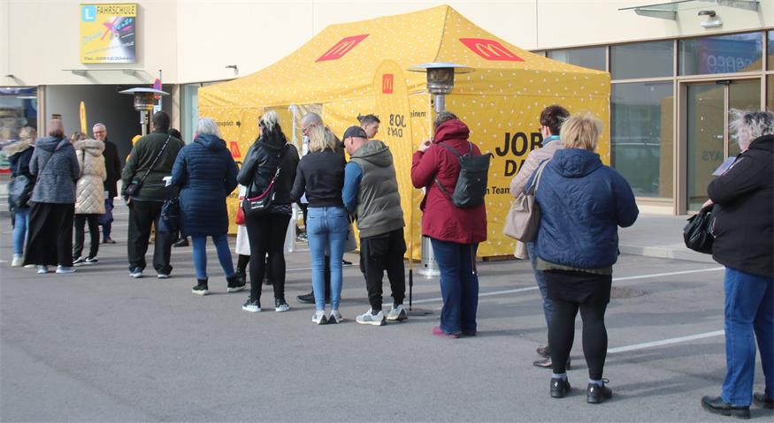 Karrieregespräche beim McDonald's Job Day in Stoob-Süd