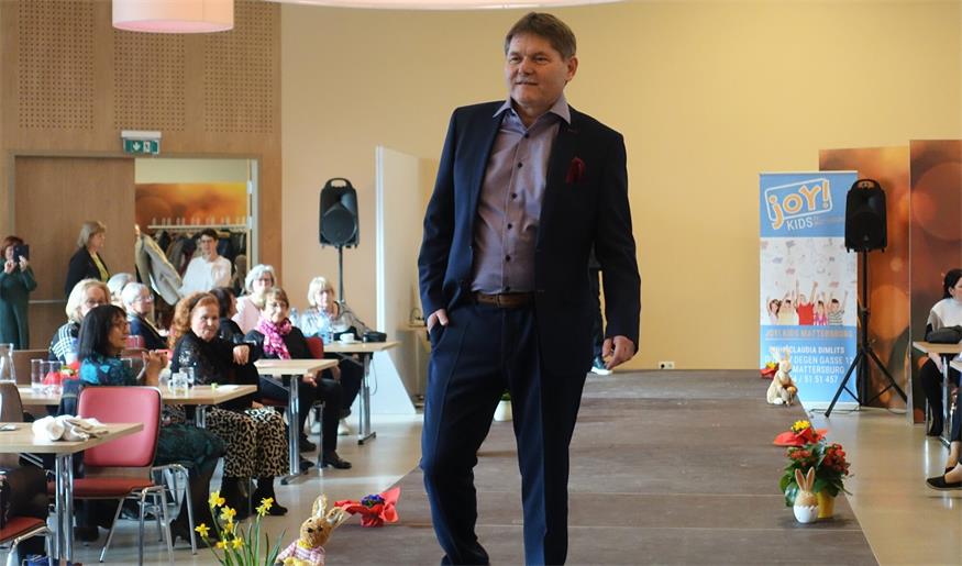 Klingenbachs Bürgermeister Richard Frank rockte den Laufsteg