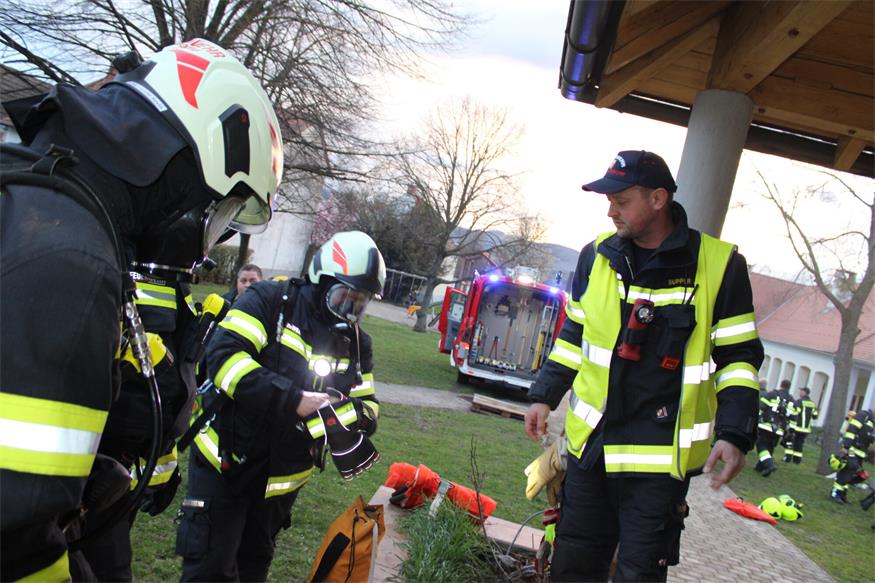 Rauch im Unterloisdorfer Dorfzentrum: Über 90 Feuerwehrleute übten