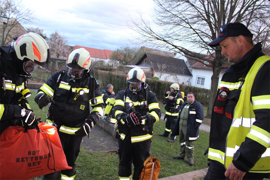 Rauch im Unterloisdorfer Dorfzentrum: Über 90 Feuerwehrleute übten