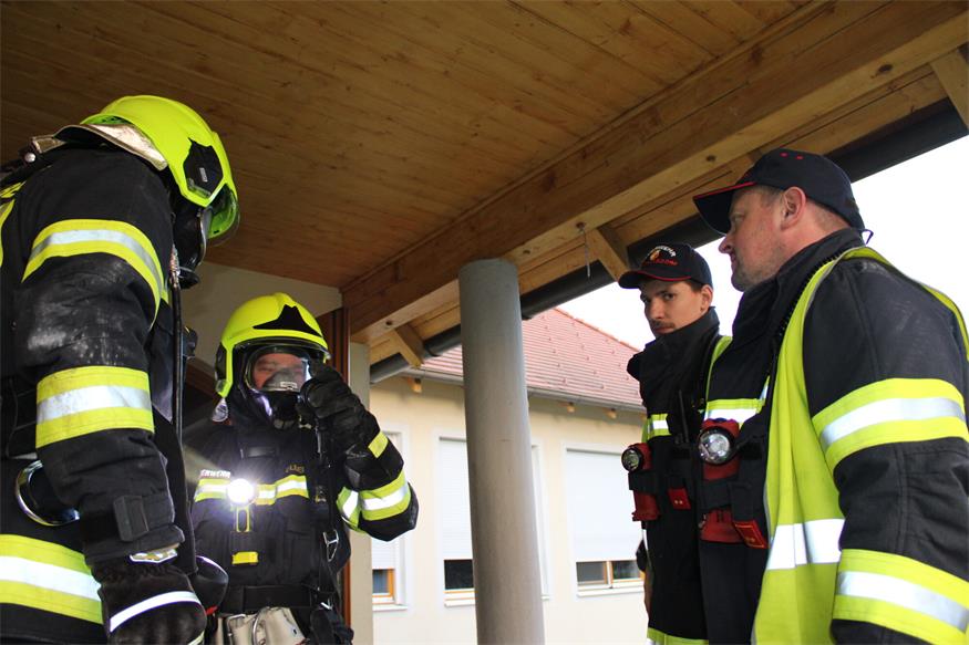 Rauch im Unterloisdorfer Dorfzentrum: Über 90 Feuerwehrleute übten