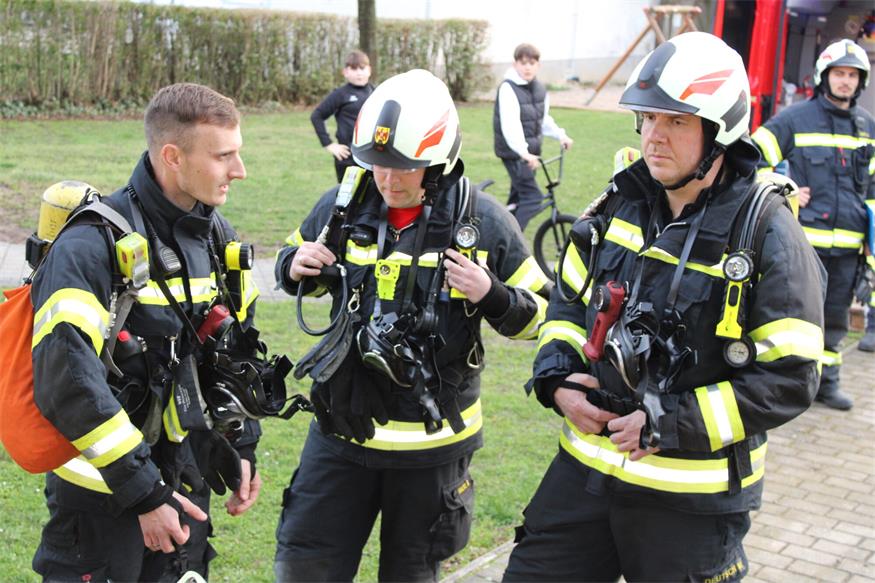 Rauch im Unterloisdorfer Dorfzentrum: Über 90 Feuerwehrleute übten