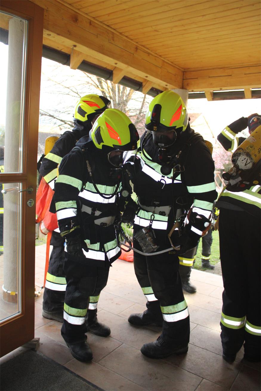 Rauch im Unterloisdorfer Dorfzentrum: Über 90 Feuerwehrleute übten