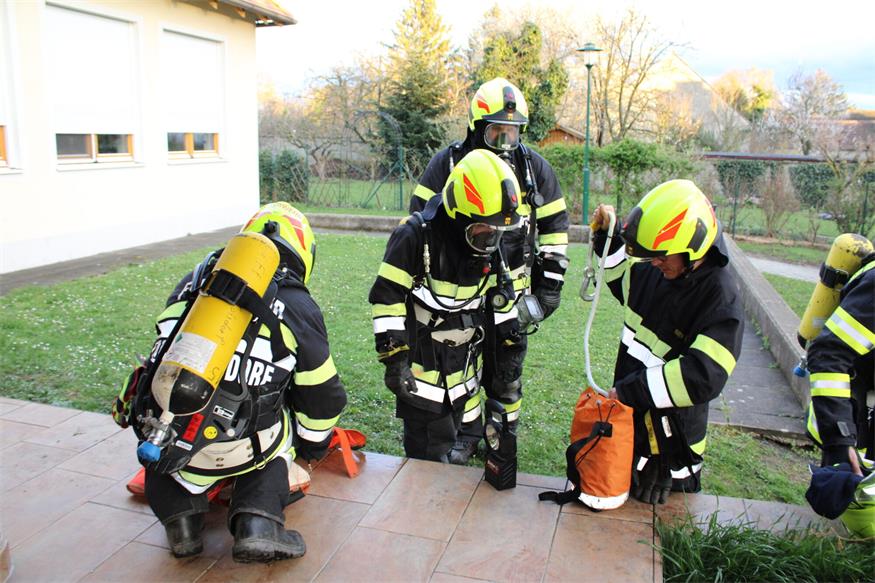Rauch im Unterloisdorfer Dorfzentrum: Über 90 Feuerwehrleute übten