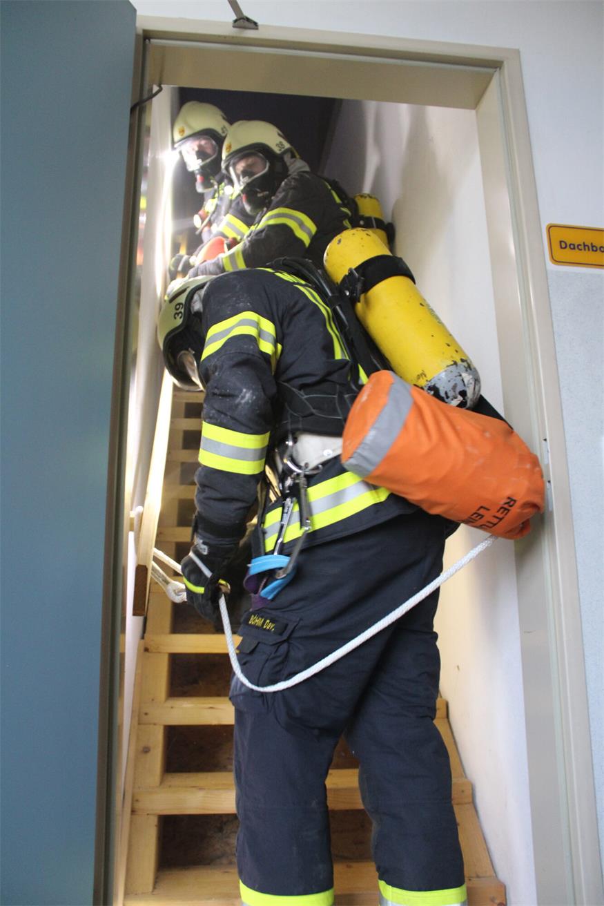 Rauch im Unterloisdorfer Dorfzentrum: Über 90 Feuerwehrleute übten