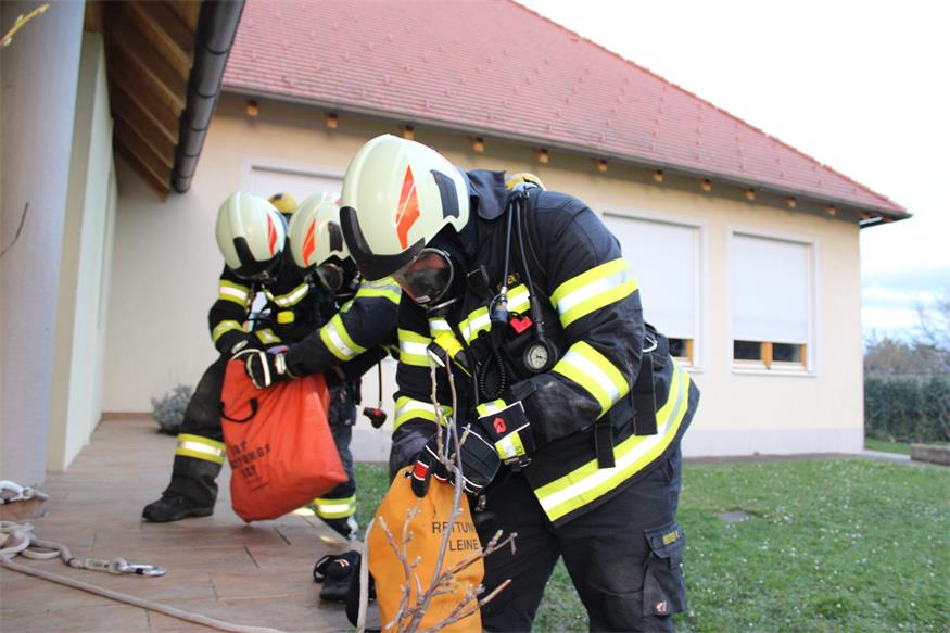Rauch im Unterloisdorfer Dorfzentrum: Über 90 Feuerwehrleute übten