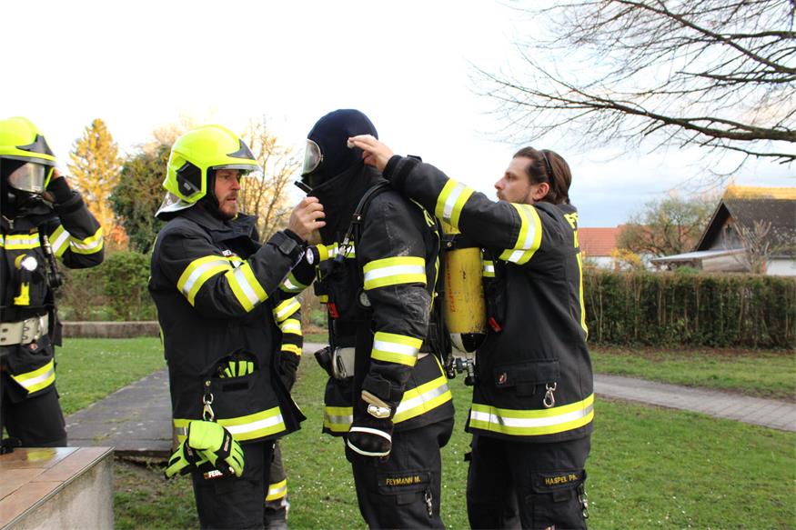 Rauch im Unterloisdorfer Dorfzentrum: Über 90 Feuerwehrleute übten