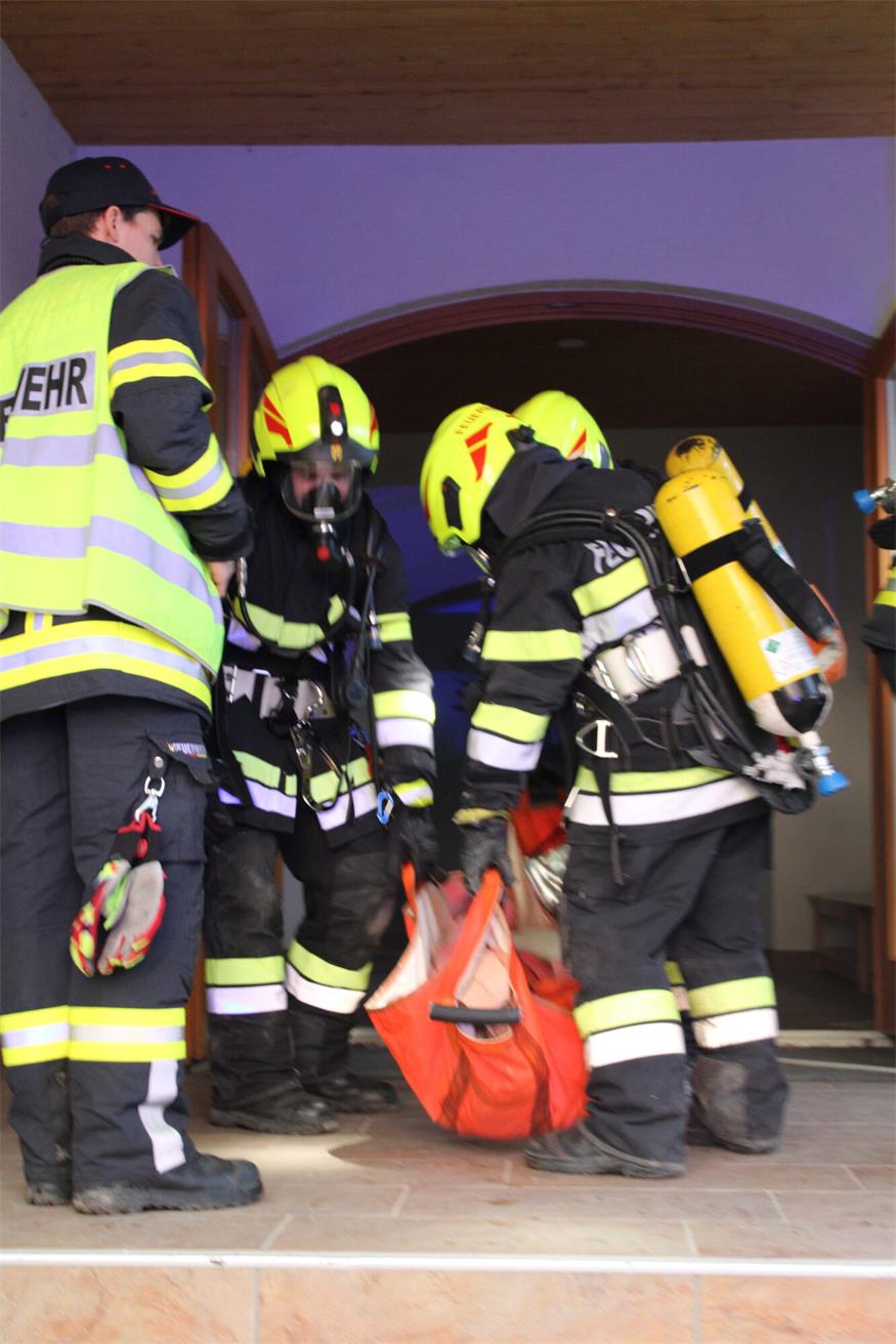 Rauch im Unterloisdorfer Dorfzentrum: Über 90 Feuerwehrleute übten