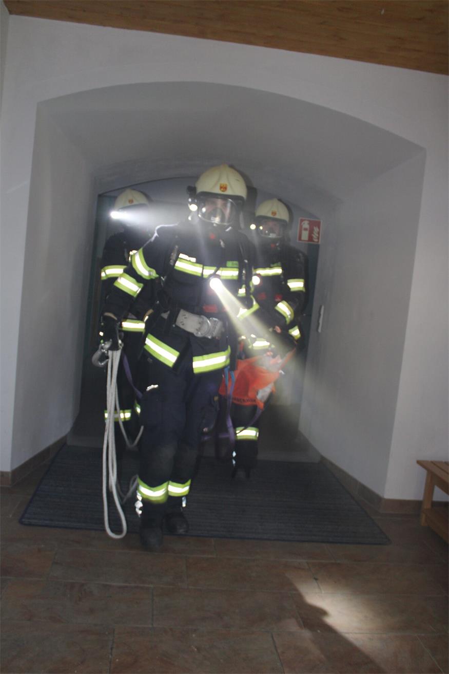 Rauch im Unterloisdorfer Dorfzentrum: Über 90 Feuerwehrleute übten