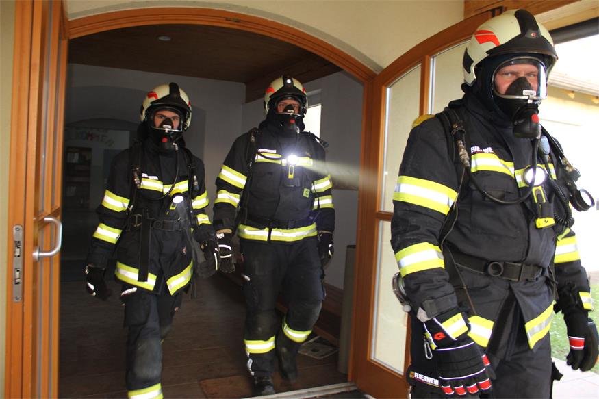 Rauch im Unterloisdorfer Dorfzentrum: Über 90 Feuerwehrleute übten
