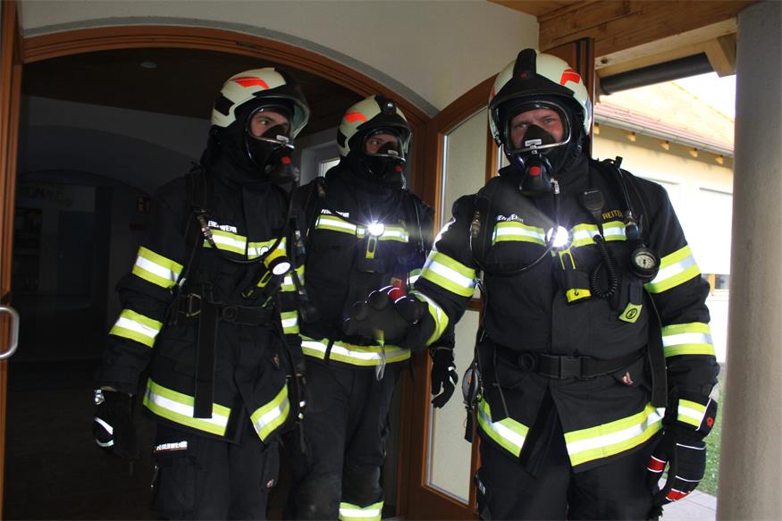 Rauch im Unterloisdorfer Dorfzentrum: Über 90 Feuerwehrleute übten