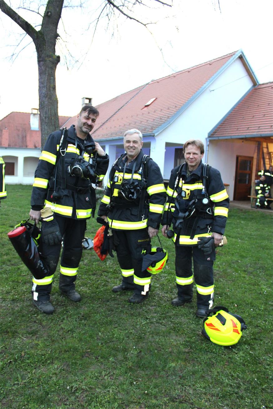 Rauch im Unterloisdorfer Dorfzentrum: Über 90 Feuerwehrleute übten