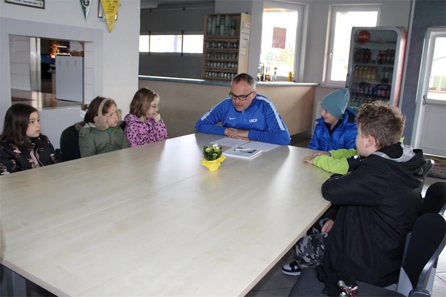 Volksschulkinder auf „Vorlese-Tour“ durch Pilgersdorf und Unterrabnitz