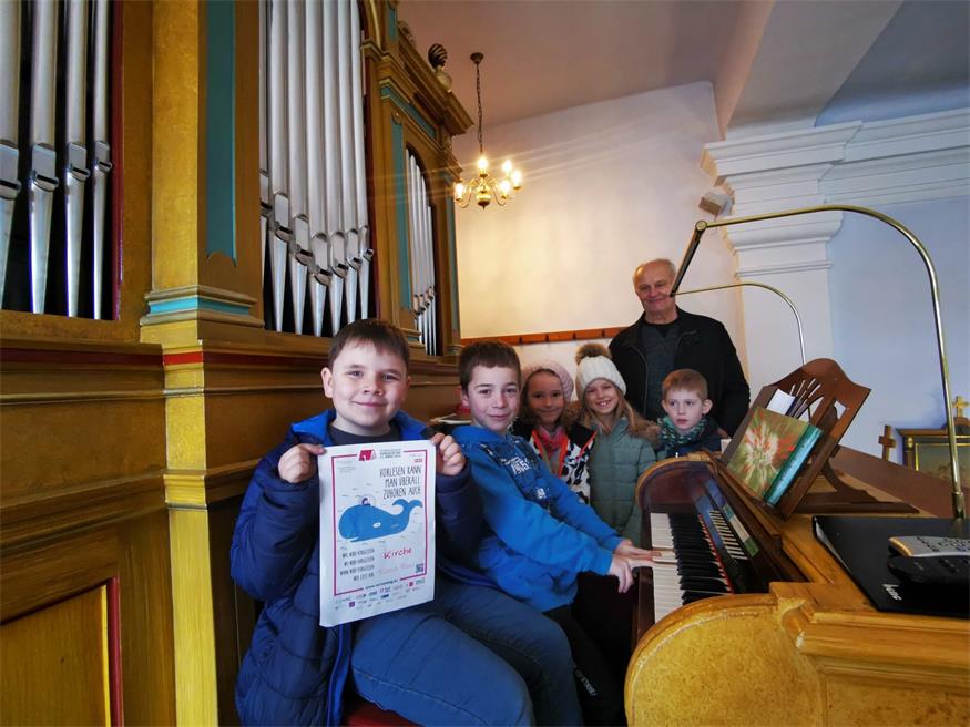 Volksschulkinder auf „Vorlese-Tour“ durch Pilgersdorf und Unterrabnitz