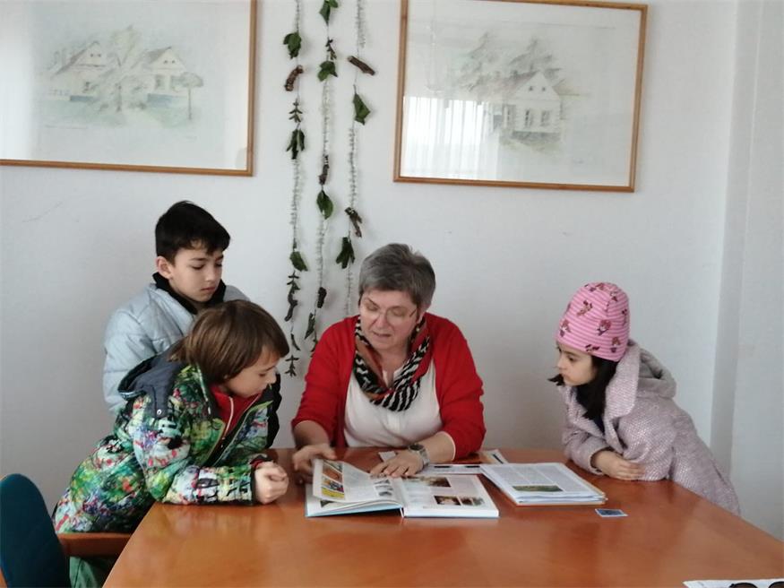 Volksschulkinder auf „Vorlese-Tour“ durch Pilgersdorf und Unterrabnitz