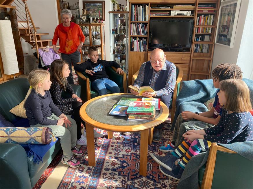 Volksschulkinder auf „Vorlese-Tour“ durch Pilgersdorf und Unterrabnitz