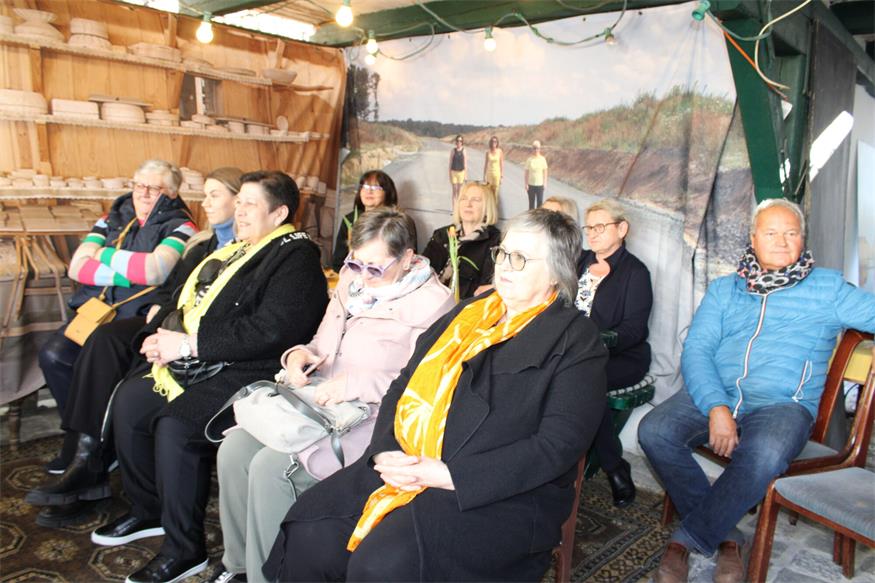 10 gelbe Tische gleich 10 Geburtstagskerzen in Oberpullendorfs Straßen