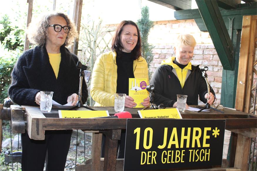 10 gelbe Tische gleich 10 Geburtstagskerzen in Oberpullendorfs Straßen