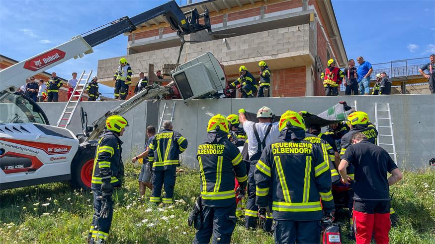 Bagger bei Arbeiten an Stützmauer umgekippt