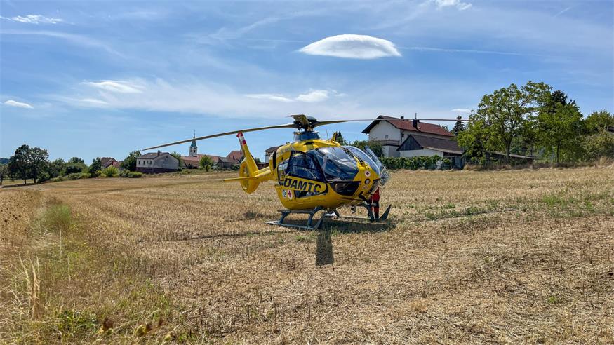 Bagger bei Arbeiten an Stützmauer umgekippt