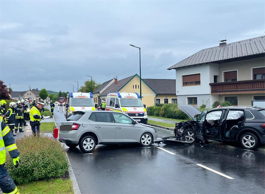 Zwei Kinder und zwei Frauen bei Kollision in Rauchwart verletzt