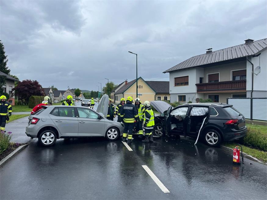 Zwei Kinder und zwei Frauen bei Kollision in Rauchwart verletzt