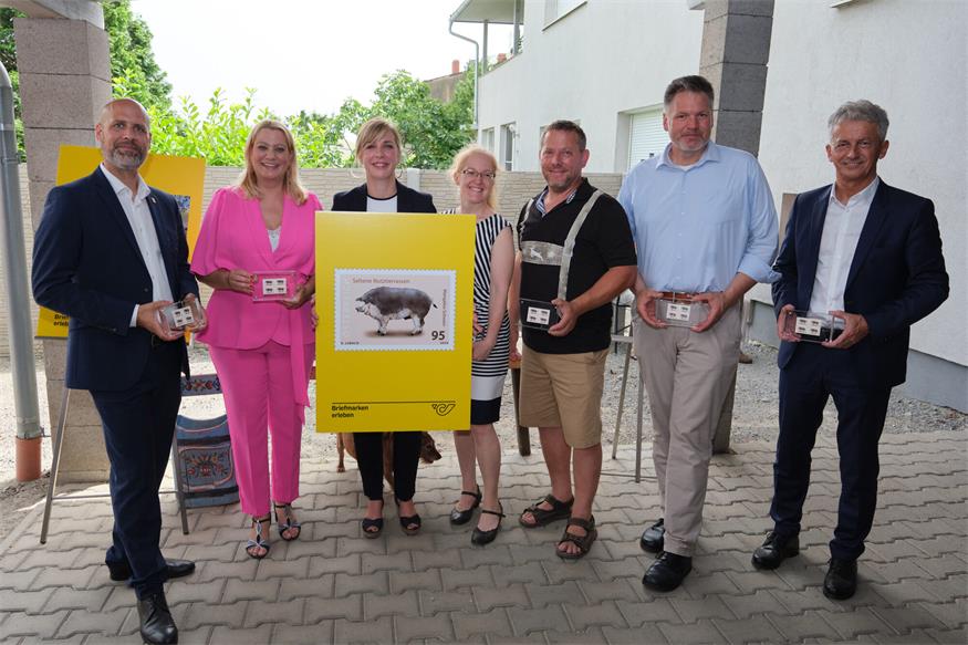 „Schweinisches“ Motiv auf Briefmarke präsentiert