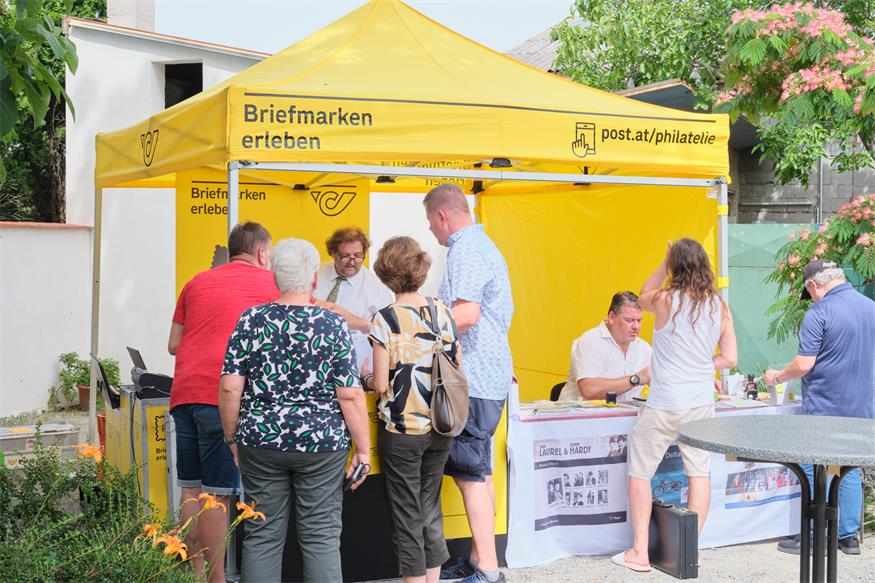 „Schweinisches“ Motiv auf Briefmarke präsentiert