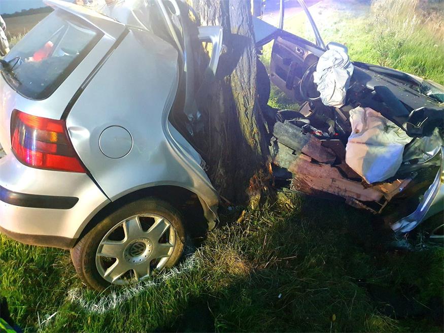 Gegen Baum geprallt: 26-Jähriger starb bei Verkehrsunfall auf B10