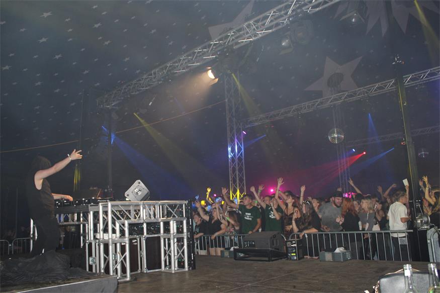Sommer Wiesn: DJ „KXXMA“ und Co. ließen Party-Herzen höher schlagen