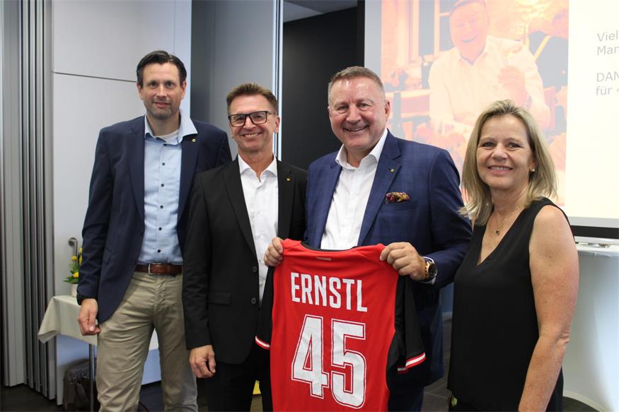 Eine Feier für Ernst Bucsich: 45 Jahre Raiffeisen, mit Verlängerung