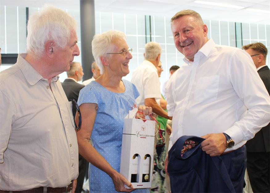 Eine Feier für Ernst Bucsich: 45 Jahre Raiffeisen, mit Verlängerung