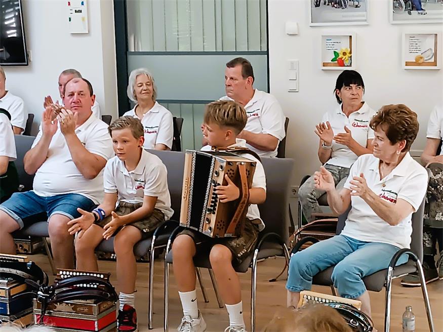 Harmonikaschule Wagner sorgte für strahlende Gesichter