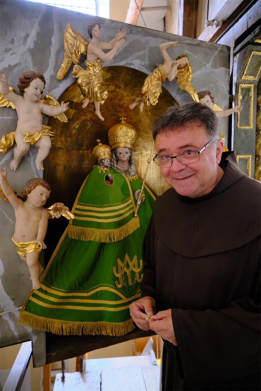 Frauenkirchen: Liebesbeweis vor der Basilika