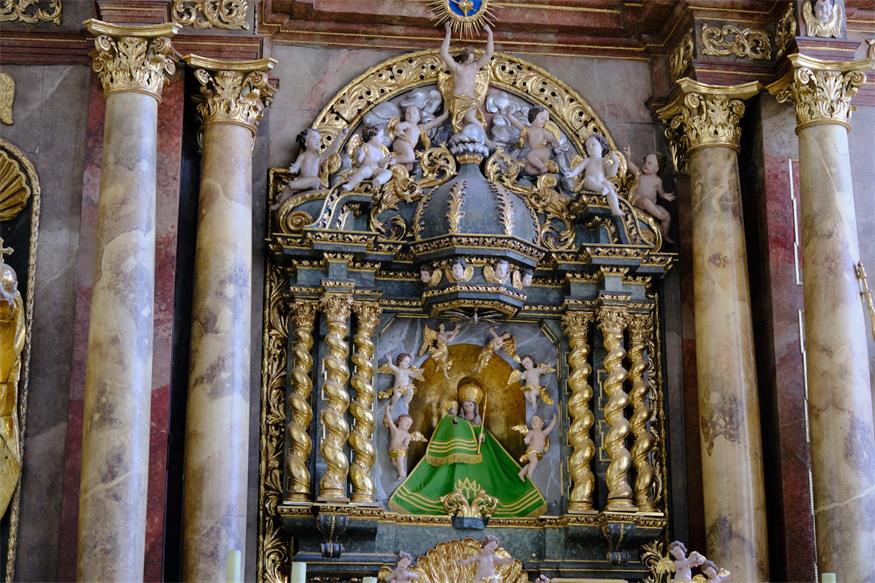 Frauenkirchen: Liebesbeweis vor der Basilika
