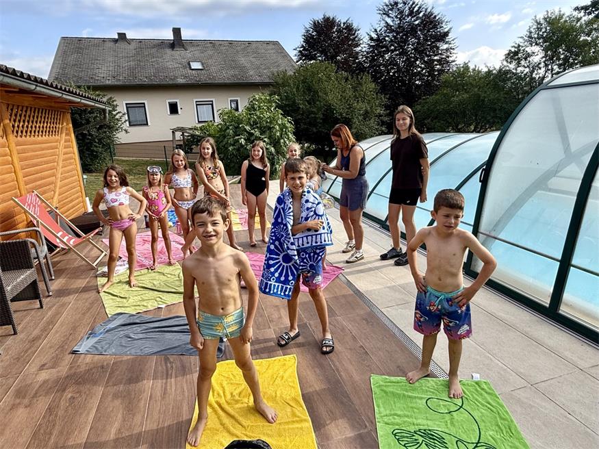 Poolparty beim Bürgermeister: Ferienkinder zu Gast in Olbendorf