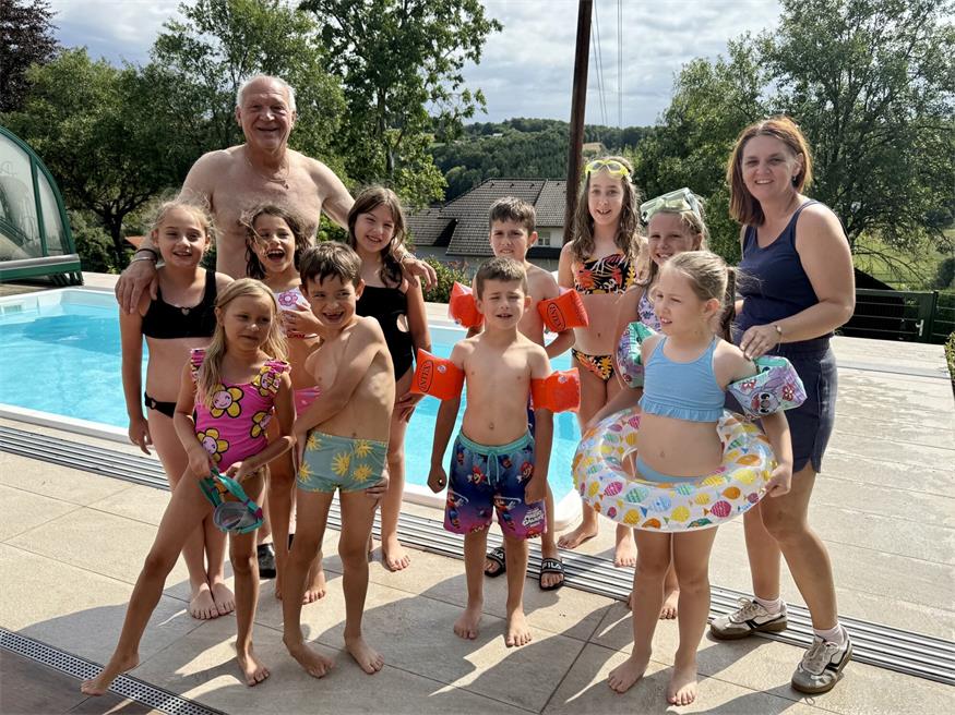 Poolparty beim Bürgermeister: Ferienkinder zu Gast in Olbendorf