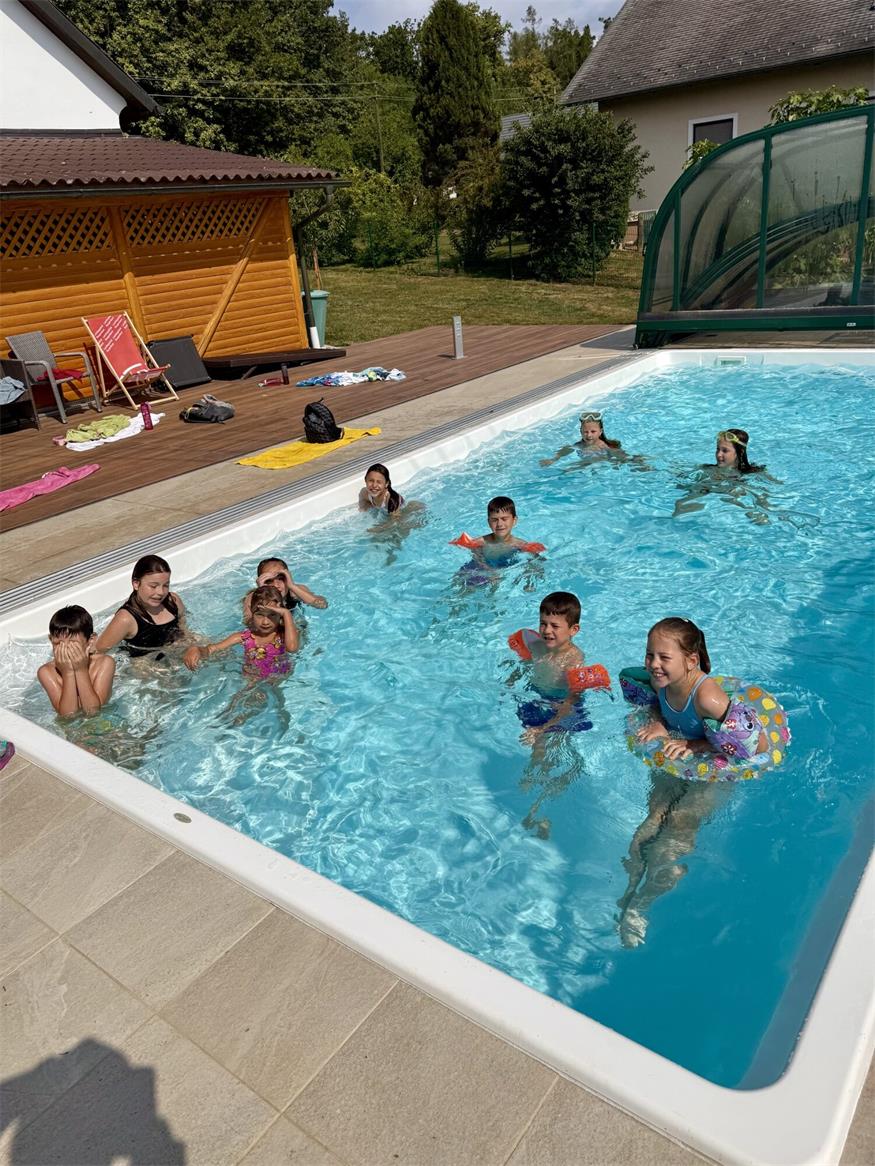 Poolparty beim Bürgermeister: Ferienkinder zu Gast in Olbendorf