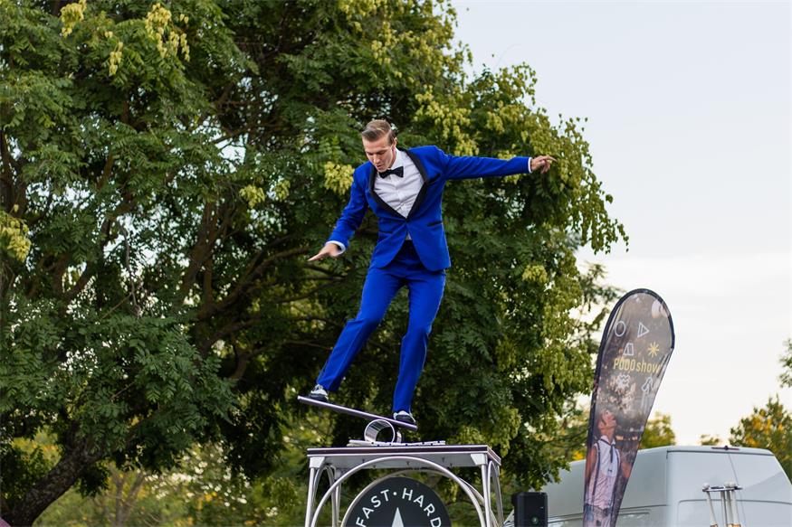 Stefan Dvorak begeistert in Podersdorf mit preisgekrönter Zirkusshow