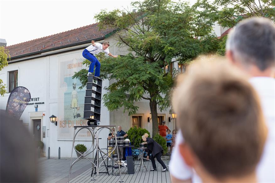 Stefan Dvorak begeistert in Podersdorf mit preisgekrönter Zirkusshow