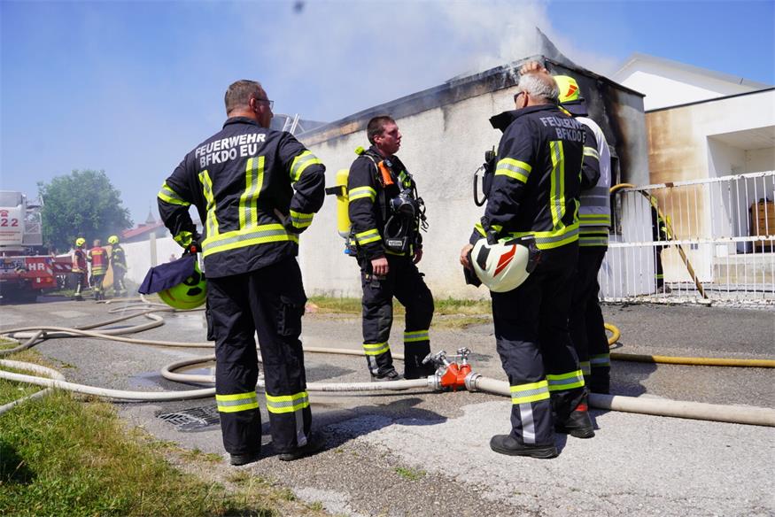 Einsatz bei 40 Grad: Nebengebäude in Trausdorf in Vollbrand