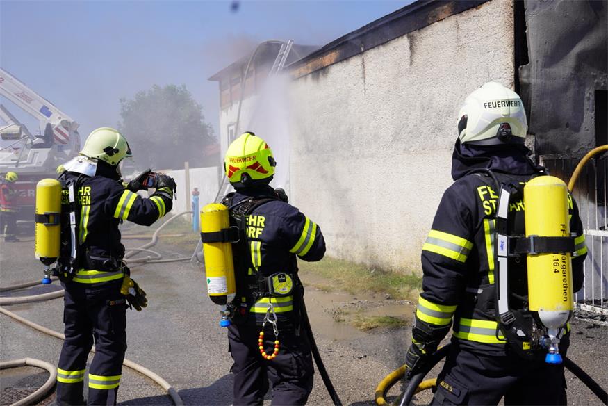 Einsatz bei 40 Grad: Nebengebäude in Trausdorf in Vollbrand