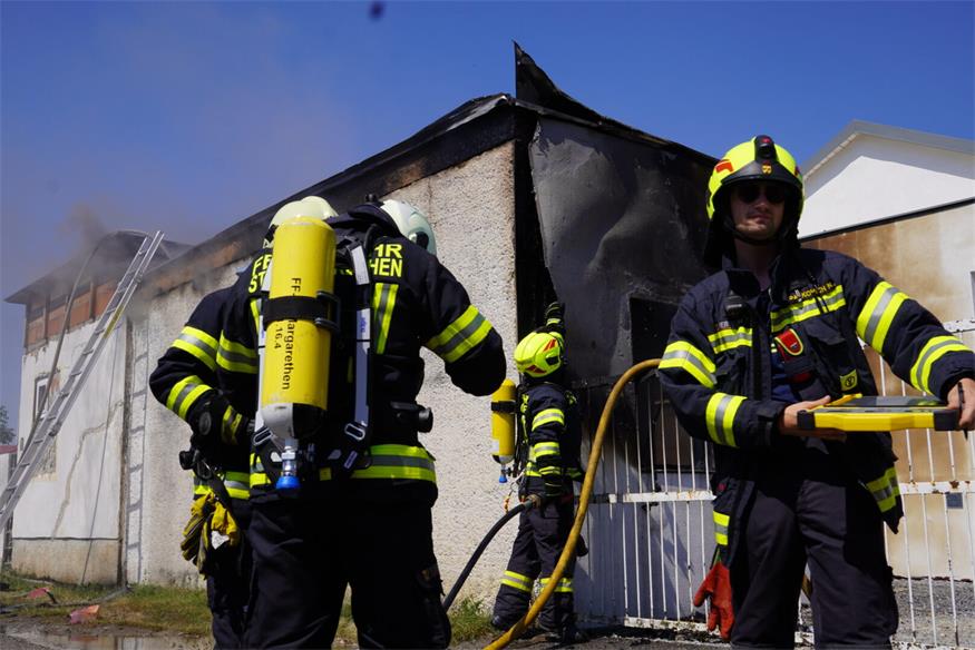 Einsatz bei 40 Grad: Nebengebäude in Trausdorf in Vollbrand
