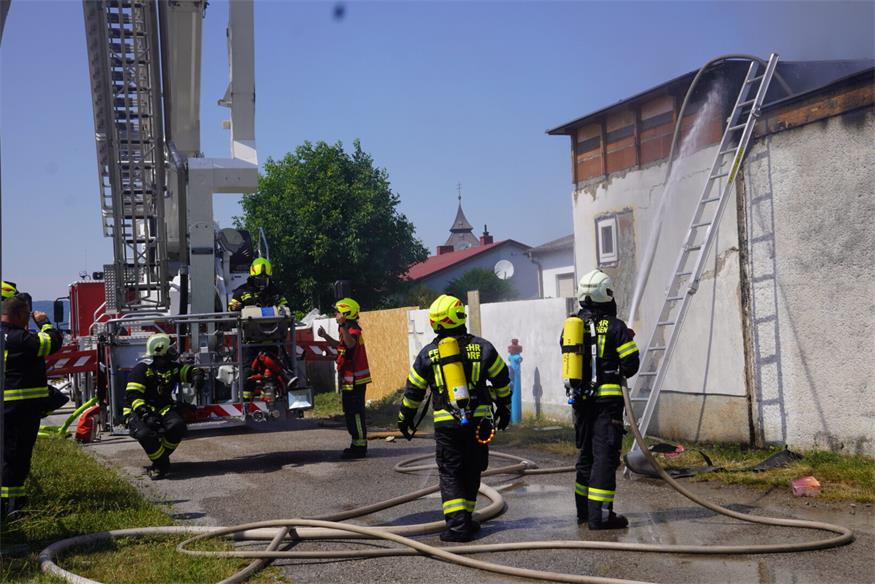 Einsatz bei 40 Grad: Nebengebäude in Trausdorf in Vollbrand